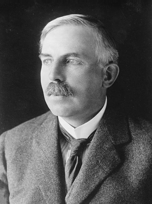 Ernest Rutherford (1871-1937) 1903 - promieniowanie radu rozdziela się w polu elektrycznym na trzy wiązki o ładunku dodatnim, ujemnym i obojętnym (α, β, γ).