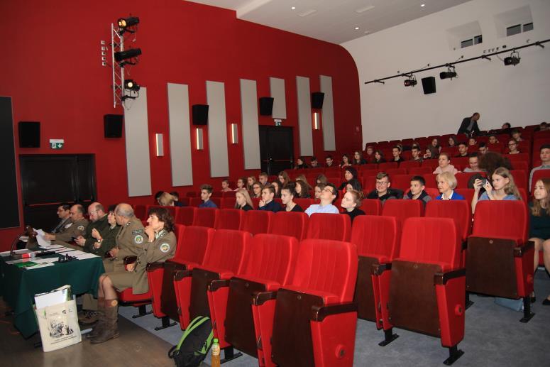 70 uczniów uczestników programu wraz z nauczycielami i pracownikami Bieszczadzkiego Parku Narodowego.Pytania przygotowano w taki sposób by były atrakcyjne dla widowni.