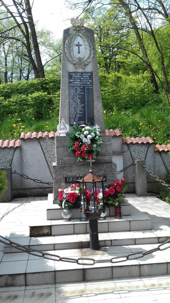Aby upamiętnić poległych bohaterów za ojczyznę, rodziny pomordowanych postawili pomnik w Biskupiach.