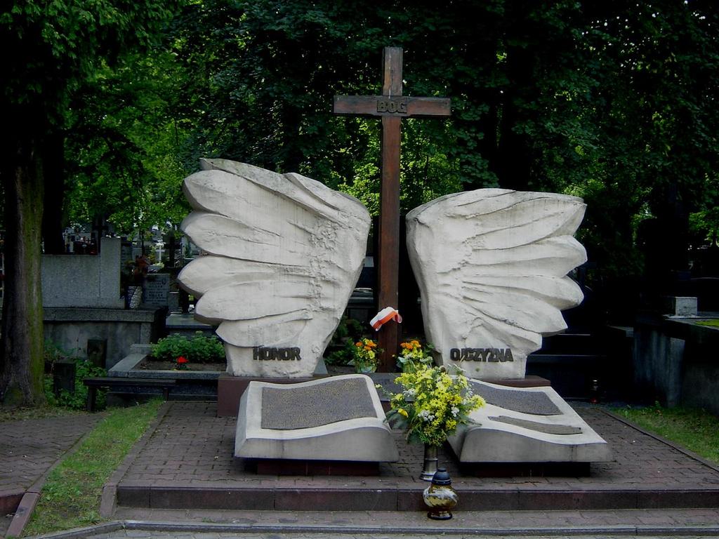 Symboliczny grób - pomnik z położoną nań otwartą księgą z nazwiskami osób związanych z konspiracją, a poległych w
