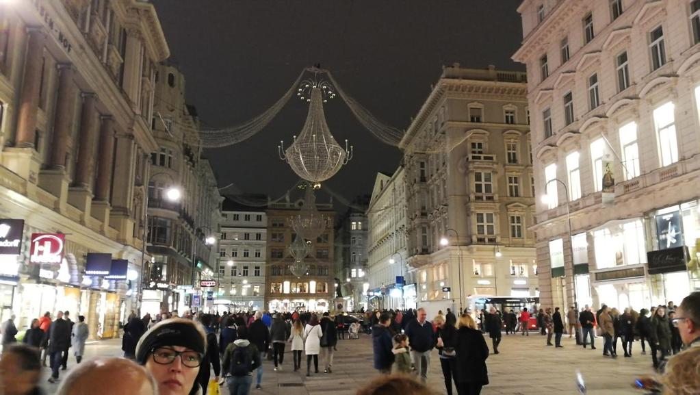 str 12 / 12 przez dwie najbardziej znane ulice: Kohlmarket i Graben A spacer zakończyliśmy pod katedrą Św.