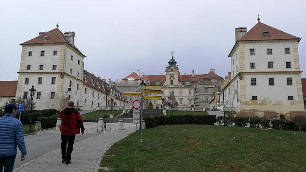 str 3 / 12 Zimowa rezydencja w Valticach Obecnie przeprowadzany jest remont elewacji zewnętrznej budynków.
