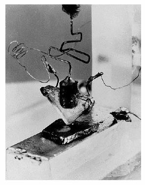 Pierwszy tranzystor bipolarny, Bell Lab 1947 John Bardeen i Walter Brattain pokazują przyrząd germanowy.