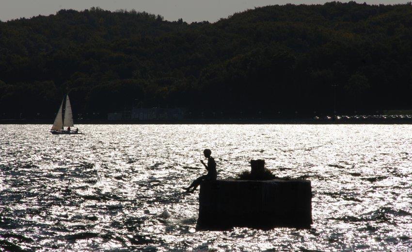 Z Molo Południowego, z okolic Akwarium Gdyńskiego, a także z mariny jachtowej widoczny jest dwumetrowy odlew z brązu, statuetka przedstawia chłopca z batutą. Znajduje się on w odległości ok.