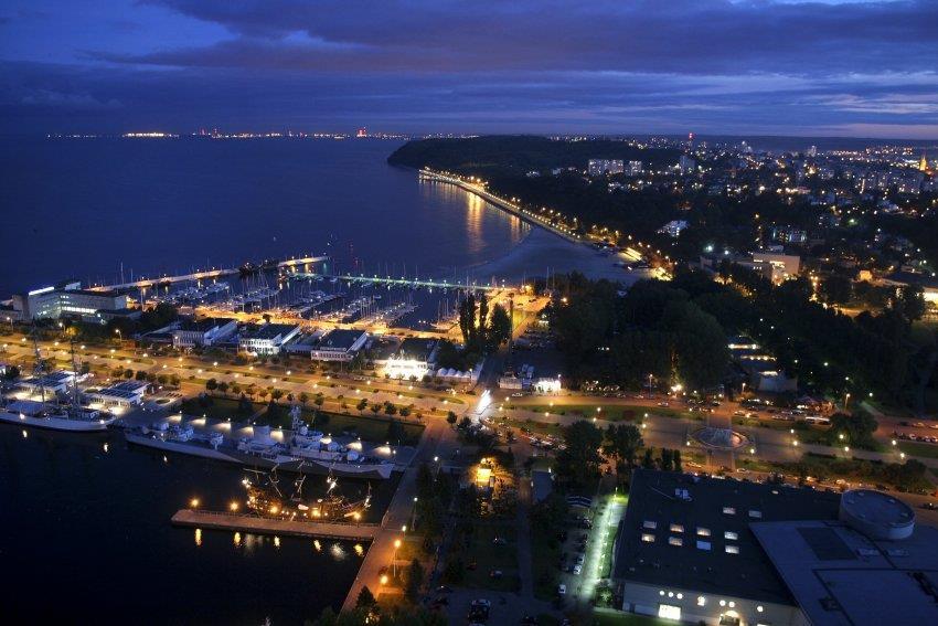 Skwer Kościuszki to reprezentacyjne miejsce Gdyni, u zbiegu ulicy Świętojańskiej i ulicy 10 Lutego.
