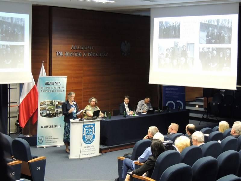 Mniejszość tatarska była reprezentowana przez profesora Aleksandra Miśkiewicza z Uniwersytetu w Białymstoku, natomiast przedstawicielką Karaimów była przewodnicząca Związku Karaimów Polskich Mariola