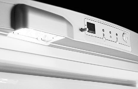 Usuwanie zakłóceń Usterka: Urządzenie nie działa po podłączeniu do sieci elektrycznej: System chłodzenia już pewien czas działa nieprzerwanie: Gromadzenie się lodu wewnątrz zamrażarki to skutek:
