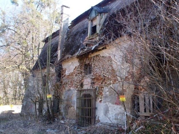 Dłuższe elewacje (frontowa południowa i tylna - północna) są pięcioosiowe, z wejściami umieszczonymi w kamiennych portalach. Krótsze elewacje boczne są trójosiowe, oszkarpowane.