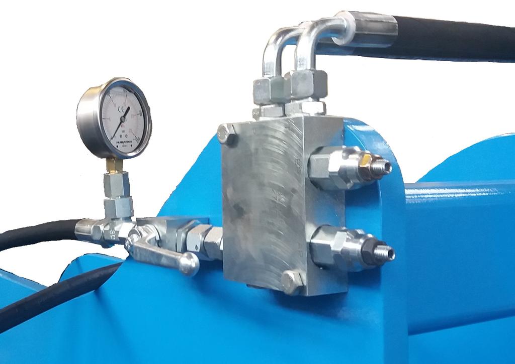 Manometr Zawór kulowy w pozycji roboczej Zawór sterujący Śruba sprężyny zaworu Rys. 7 Zespół sterujący zabezpieczeniem hydraulicznym. 5. Obsługa techniczna. 5.1. Obsługa codzienna.