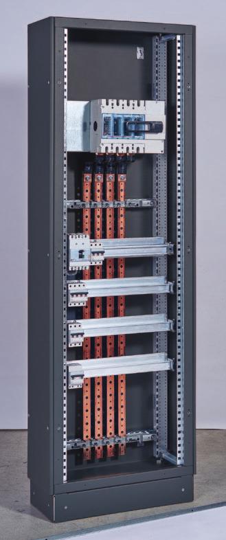 Rozdzielnica XL3 S 630 wyposażona w zestaw szyn miedzianych. Montaż pionowy na plecach obudowy.