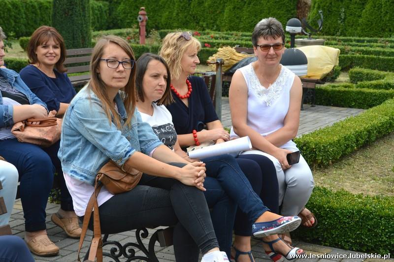 przed budynkiem Urzędu Gminy Leśniowice odbyła się szósta edycja Narodowego Czytania.