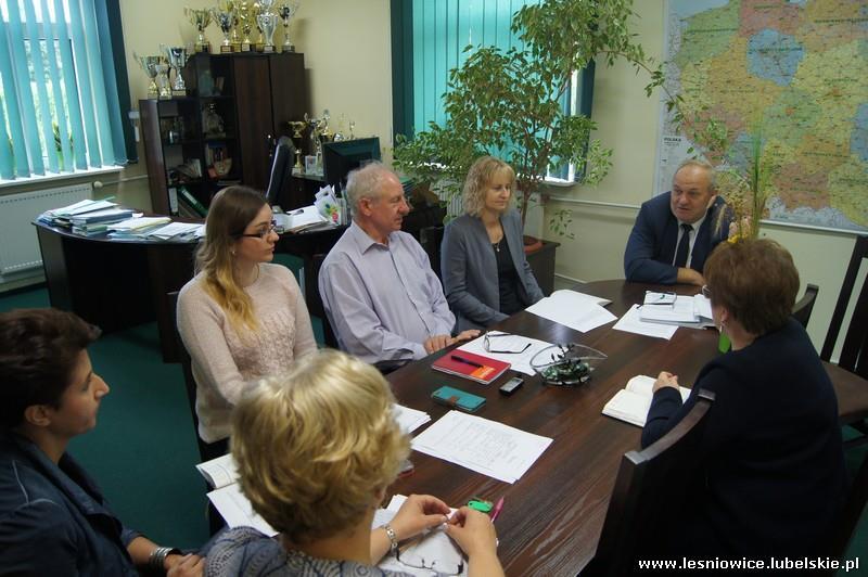 Podczas narady Pan Wiesław Radzięciak Wójt Gminy Leśniowice przekazał kierownikom wnioski i uchwały podjęte podczas XX obrad sesji Rady Gminy Leśniowice, odbytych w dniu 4