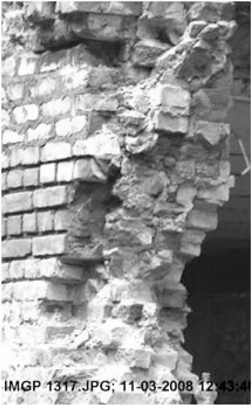 257 witryny drugiej (il. 5b), tj. od strony, gdzie został pozostawiony stary mur (il. 5a). W przełomie zniszczenia tego filara (il.