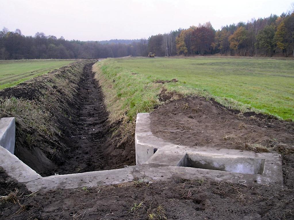 System nawodnień powstał w XIX w. i jest zasilany wodą z rzeki Kłonecznicy. Składa się on z rowów nawadniających (fot. 5) o długości 6545 mb.