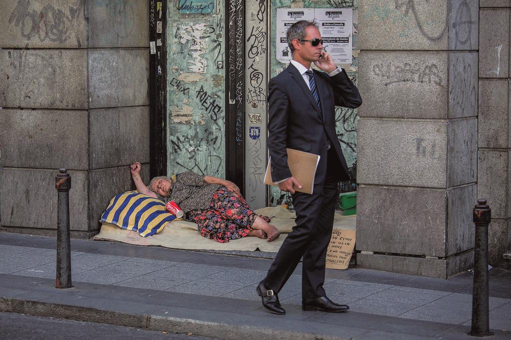 Olmo Calvo (Espagne) A d re s nad aw c y ( s zko ły ) : Olmo Calvo (Hiszpania) Bezdomna starsza kobieta śpi na ulicy w centrum Madrytu, a obok niej przechodzi mężczyzna w