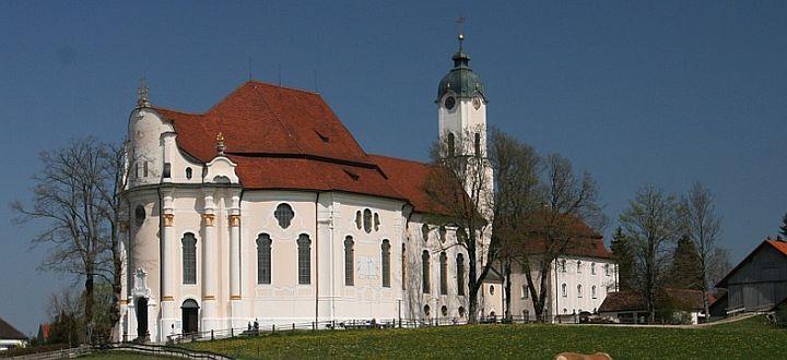 Główną część miasteczka stanowi Richard Strauss Platz oraz długi deptak (Am Kurpark), wzdłuż którego usytuowanych jest mnóstwo restauracji, kawiarni, sklepów pamiątkarskich, sklepów z odzieżą