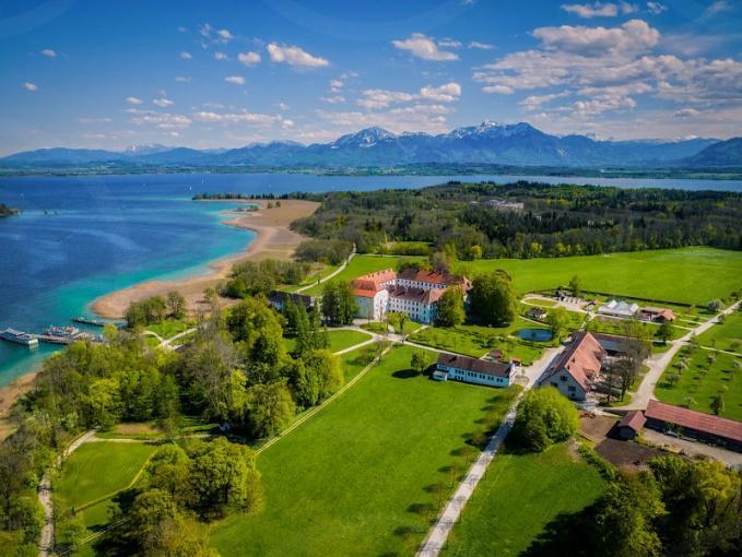 Przejazd do hotelu na obiadokolację 11 wrzesień 2019, środa 5 dzień Po śniadaniu wykwaterowanie i udajemy się na dalszą trasę zwiedzania. Przejazd nad jezioro Chiemsee.