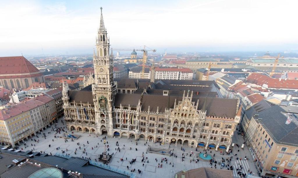 Od czasów założenia Monachium Marienplatz jest jego centrum architektonicznym i handlowym. Od stuleci był świadkiem najważniejszych wydarzeń, obwieszczeń, rycerskich pojedynków oraz egzekucji.
