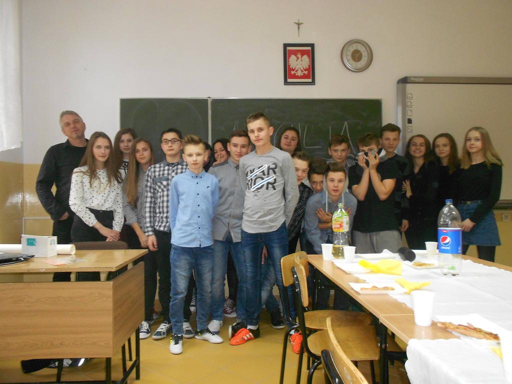 wwwgazetakrakowskapl Gazeta Krakowska Numer 6 04/2018 Strona 7 WWWJUNIORMEDIAPL Świątecznie Wigilia 2B W dniu 21 grudnia odbyła się Wigilia klasy 2B gimnazjum Uczniowie wraz z wychowawcą klasy