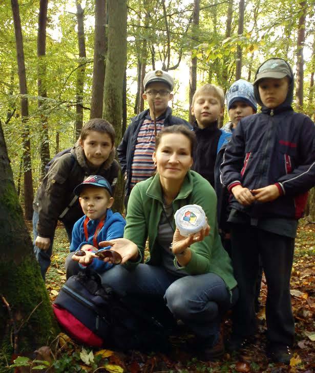 Kilku chłopców wraz z mamami uciekało w las, zostawiając za sobą znaki, strzałki i rozmaite zadania do wykonania.