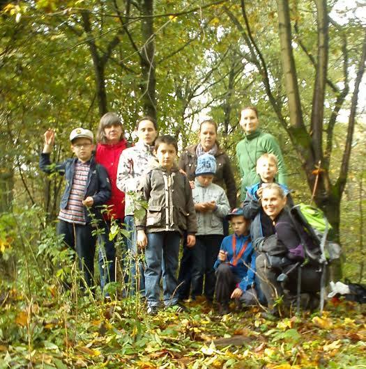 Wspólne śniadanie wśród jesiennych liści zakończyło podchody... i rozpoczęło poszukiwanie skrzynek geocachingowych. Skrzynki były dobrze ukryte.