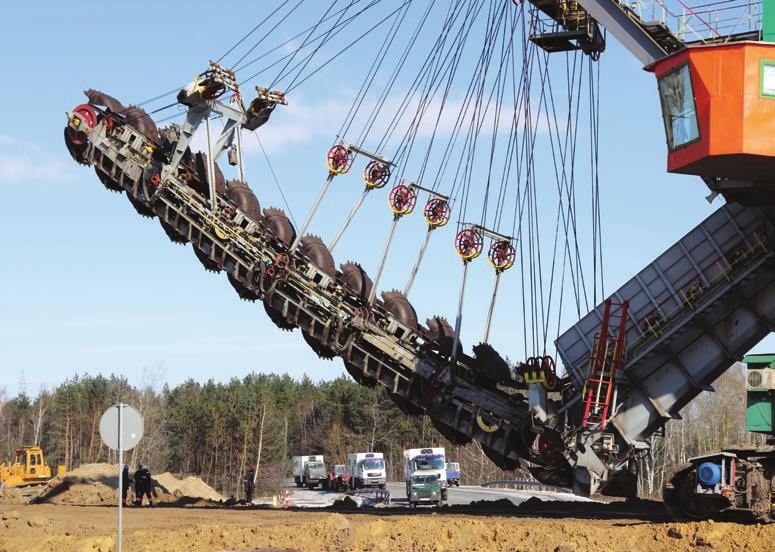 KWB Bełchatów Koparka łańcuchowa w drodze do Pola Szczerców Ważąca ok. tysiąca ton koparka węglowa ERs-710 (K-74) 21 lutego br.