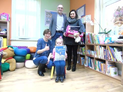 Str. 4 Wrzesień - Grudzeń 2018 Mała książka - wielki człowiek Gminna Biblioteka Publiczna w Stolnie przystąpiła do projektu w ramach ogólnopolskiej kampanii Mała książka - wielki człowiek.