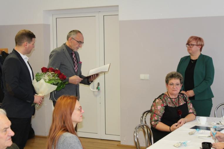 Książką połączeni, czyli o roli czytania w życiu dziecka to broszura informacyjna, przypominająca o korzyściach wynikających z czytania dzieciom oraz podpowiadająca, skąd czerpać nowe inspiracje