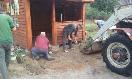 11- ku pamięci przy przydrożnej kapliczce oraz pomniku Św.