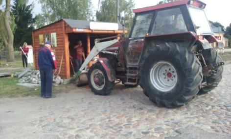12 członkinie Stowarzyszenia Lepsze jutro udały się by jeszcze przed opadami śniegu uprzątnąć górę Św. Jana. - 08.12. zgodnie z zapowiedziami odbyły się w świetlicy wiejskiej przygotowania do sołeckiej wigilii, którą zaplanowano na 15.