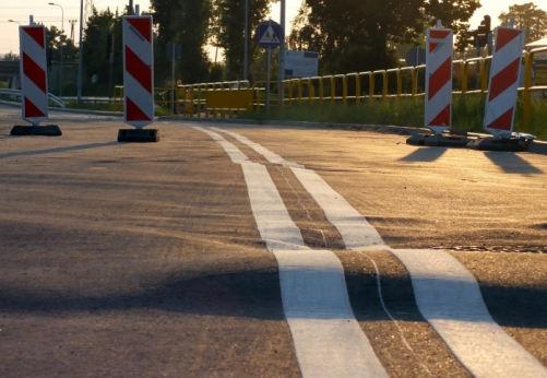 izolacją po płycie w wyniku utraty przyczepności w połączeniu między nimi 6.