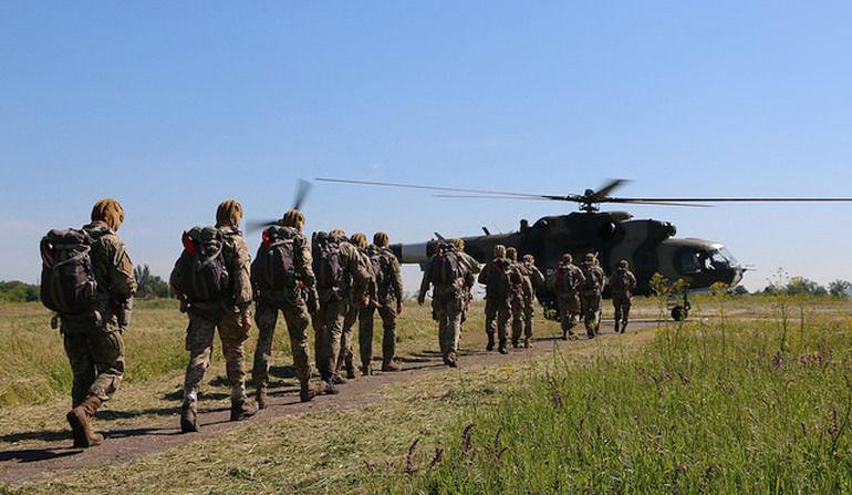 jednocześnie przechodzenia na standardy NATO. Odbywa się na poligonie (ośrodku szkoleniowym) w Jaworowie oraz (dzięki zespołom mobilnym) na poligonach poszczególnych związków taktycznych, np.