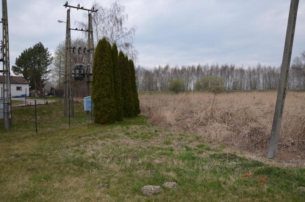 8. Widok na działkę 8/25 od strony bramy wjazdowej Lokalizacja we wskazanym miejscu nie jest obarczona żadnymi negatywami z wyjątkiem opisanych wyżej trudnościami powierzchniowymi.