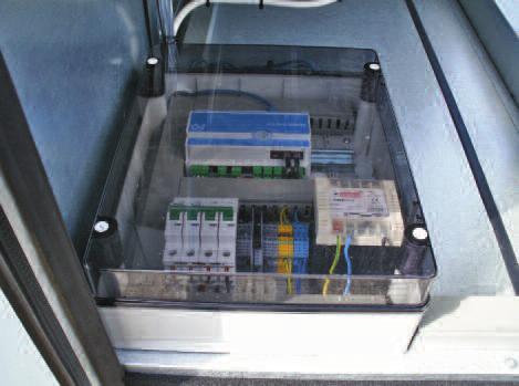 do puszki przyłączeniowej. Schemat elektryczny pokazujący, jak poprawnie wykonać połączenia, znajduje się w sekcji urządzenia do odzysku ciepła mieszczącej element sterowania.