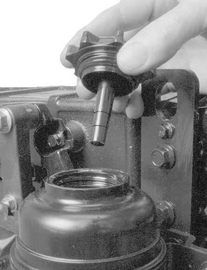 Płyn ukłdu wspomgni sterowni Płyn do ukłdu wspomgni steru WAŻNE: Dolewć tylko płynu Quicksilver Power Trim i Steering Fluid lu Dexron III Automtic Trnsmission Fluid (ATF), we wspomgnych ukłdch
