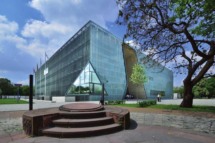 UNESCO. 2. Zamek Króleski rezydencja króló oraz prezydentó Polski, zniszczona 1944 roku, odbudoana jako muzeum latac 1971-1984..zamek-kroleski.
