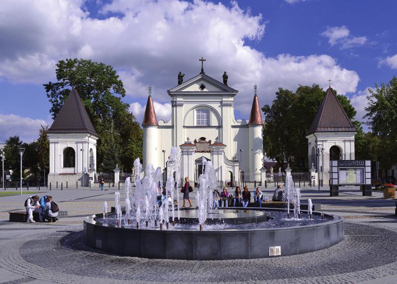 W zakrystii kościoła znajduje się ciekaa kolekcja portretó dostojnikó kościelnyc oraz słynne Lustro Tardoskiego tajemnicze zierciadło z XV ieku mające posiadać magiczną moc.
