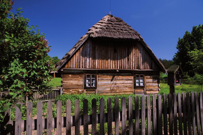 skiego zniszczonego przez Szedó 1656 roku. Pozostałością po radomskiej tierdzy jest dzisiejsza plebania kościoła. Resztki Bramy Krakoskiej znajdujące się części muró miejskic przy dzisiejszej ul.