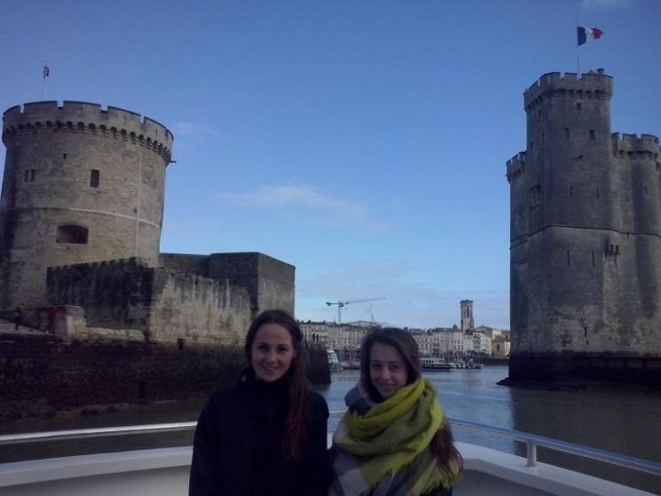 Nous avons aussi visité La Rochelle (photo ci dessous), ville au bord de la mer avec son vieux port et ses trois tours. Là-bas, nous avons fait un tour en bateau, jusqu au célèbre Fort Boyard.
