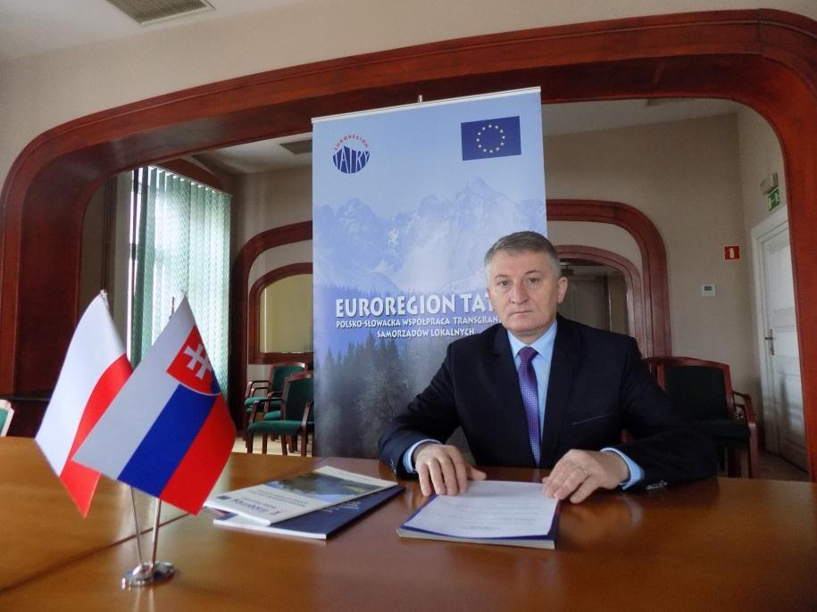 Przewodniczący Rady Związku Euroregion Tatry Bogusław Waksmundzki jest członkiem: Komitetu Monitorującego Program Współpracy Transgranicznej Interreg V-A Polska-Słowacja 2014-2020 Komitetu ds.