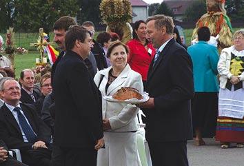 str. 12 14 września 2008r. mieszkańcy gminy Tczew świętowali zakończenie żniw. Tradycyjnie uroczystość rozpoczęła się dziękczynną mszą św.