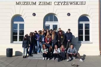 LICEUM OGÓLNOKSZTAŁCĄCE Zapraszamy do nauki w następujących profilach: