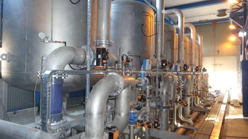podawanej bezpośrednio do sieci spełniała wymagania obowiązujących norm. Rysunek 2. Stacja Uzdatniania Leśna - hala filtrów źródło: http://www.wodociagi.zabrze.pl/index.
