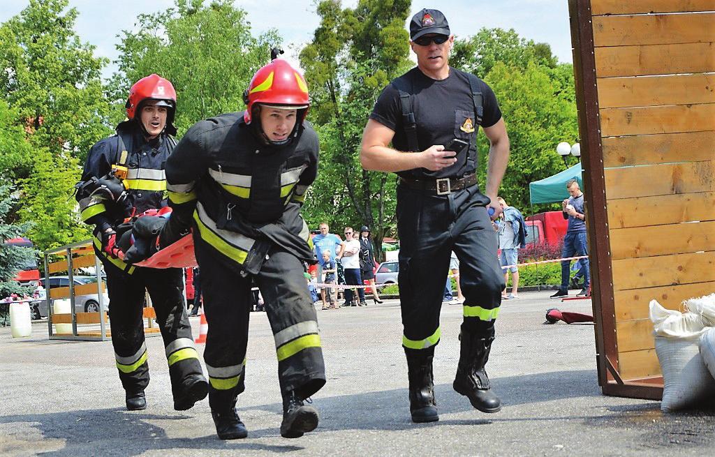 26 maja, mimo niepewnej pogody święto przyciągnęło na plac Wolności najgorętszych wielbicieli służby strażackiej i