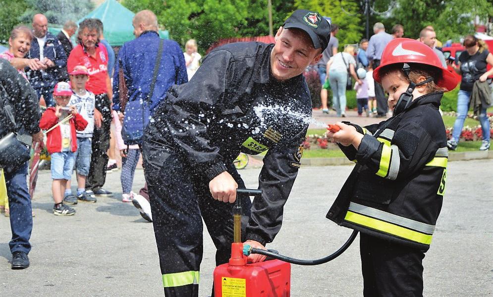 Spotkanie rozpoczęła uroczysta zbiórka, podczas której wręczono wyróżnienia, odznaczenia i akty awansów.
