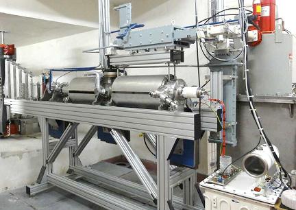 hamowania. Urządzenie tego typu stanowi ekwiwalent źródła gamma o aktywności 4,4 MCi gamma Co60.