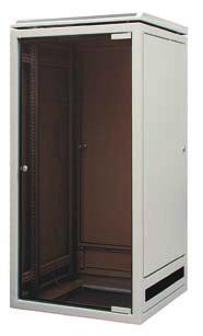 Prawy bok szafy tworzą drzwi blaszane skrócone z maskownicą 3 U z przepustem szczotkowym [7].