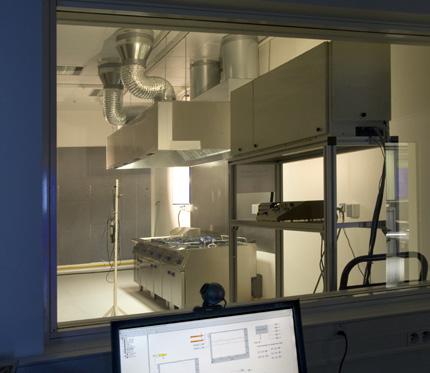 - Poziome dysze zwiększają prędkość przepływu do dolnej części przodu okapu (efekt Venturiego). Wypychają więc opary z powrotem w kierunku filtrów usprawniając skuteczność wychwytywania.