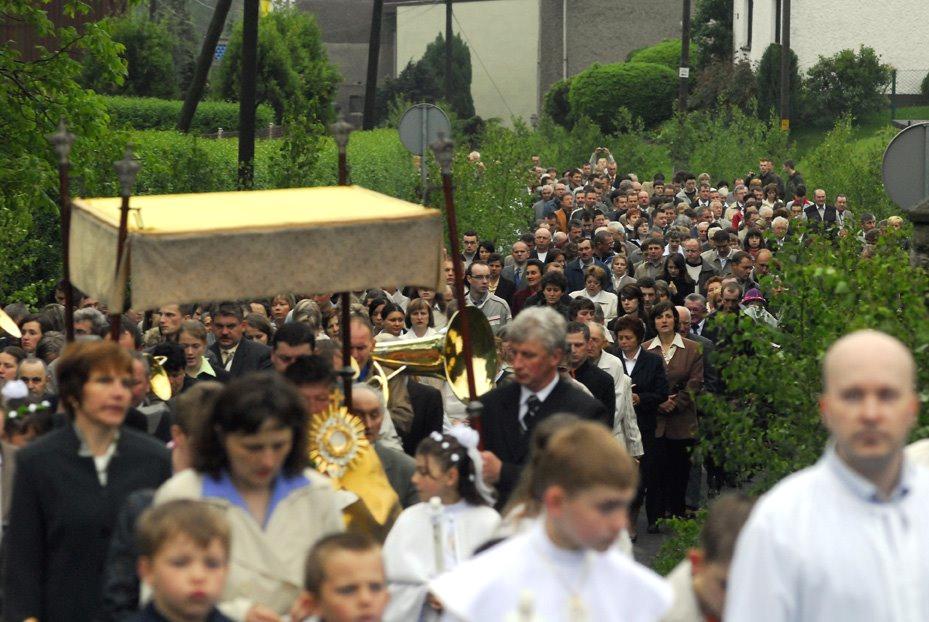 Śląsk prawdziwy Niemiec, ale złość ludzka go do tego zmusiła. 294 Po bardzo ciężkich przejściach został urzędnikiem w Bonn. Ks. Leon Poplucz/Poplutz (ur. 1906 ) z Olszowy Wyświęcony w 1932 r.