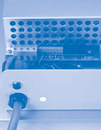 taśmę łączącą 2 karty elektronicznej. Potem ponownie załóż pokrywę.